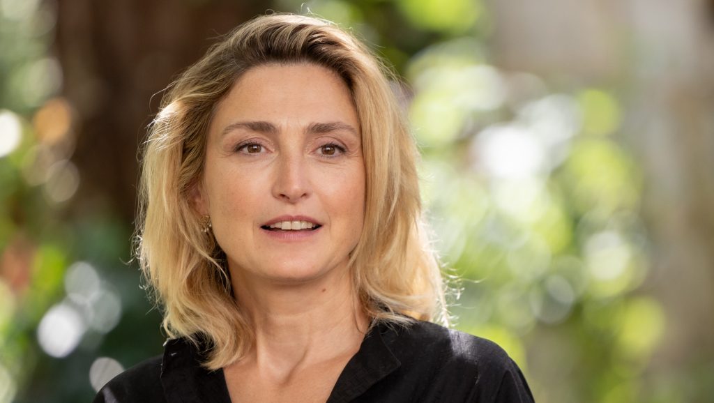 julie-gayet-south-africa-boy-under-water