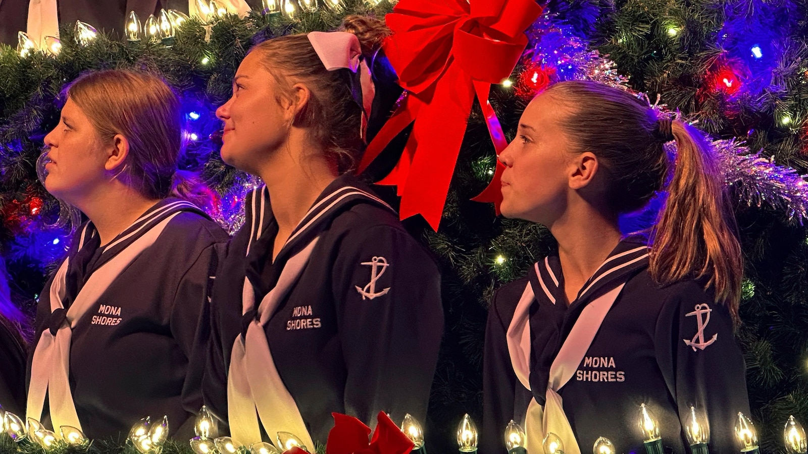 michigan-high-school-choir-christmas-tree