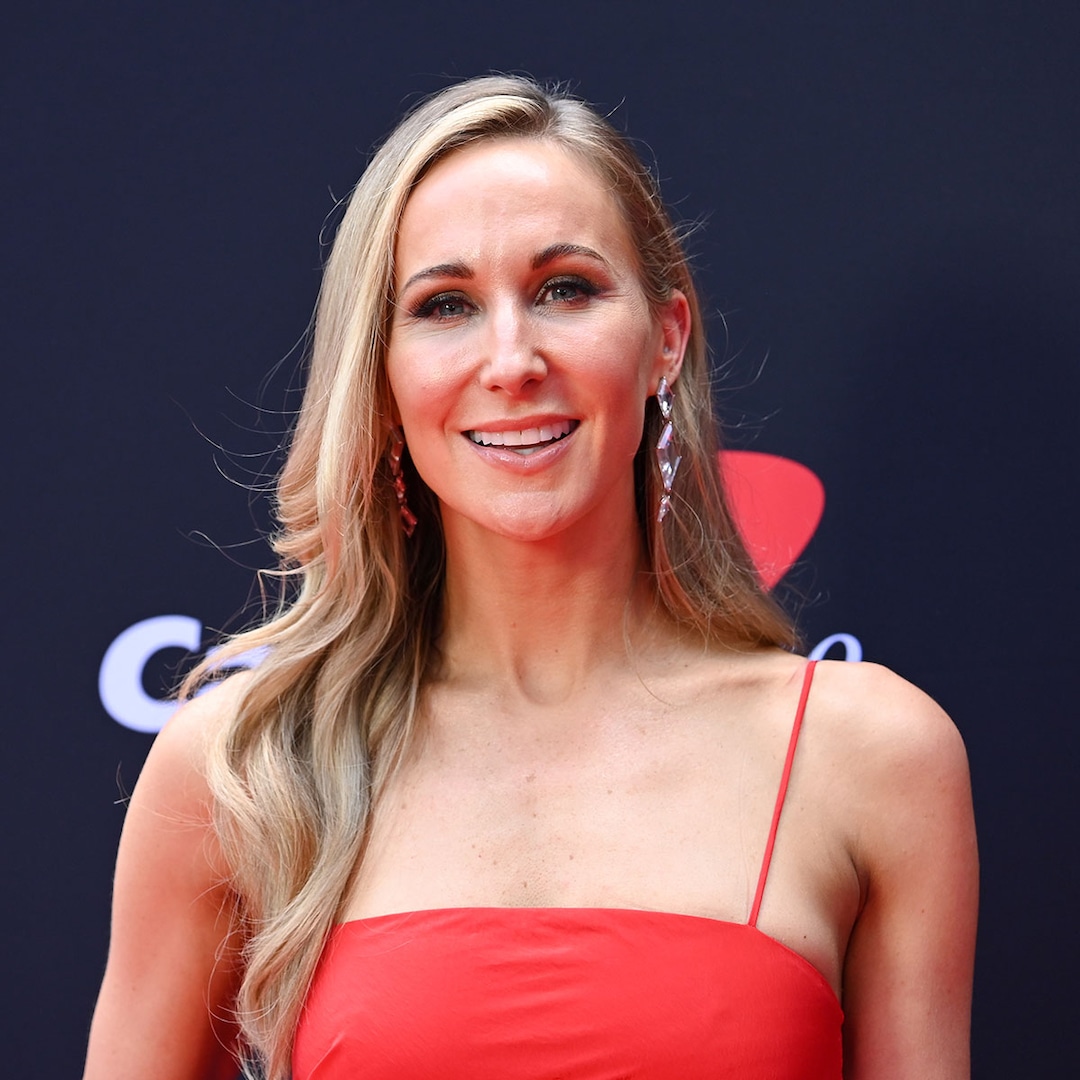 nikki-glaser-golden-globes-host