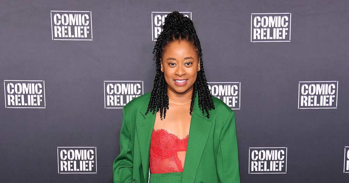 phoebe-robinson-social-media