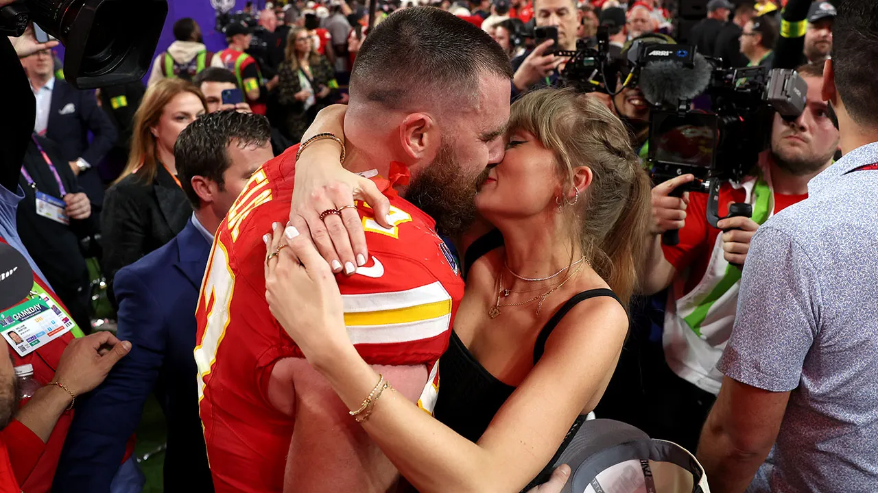 travis-kelce-taylor-swift-christmas-movie