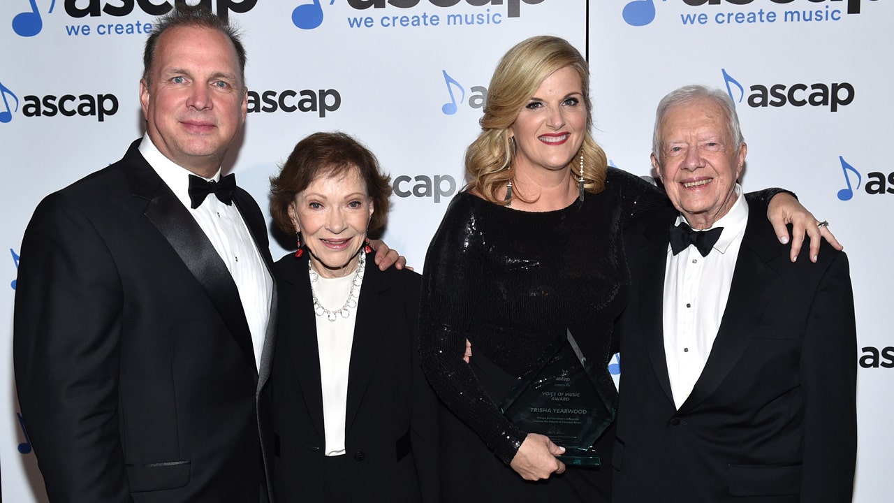 garth-brooks-trisha-yearwood-jimmy-carter-friendship