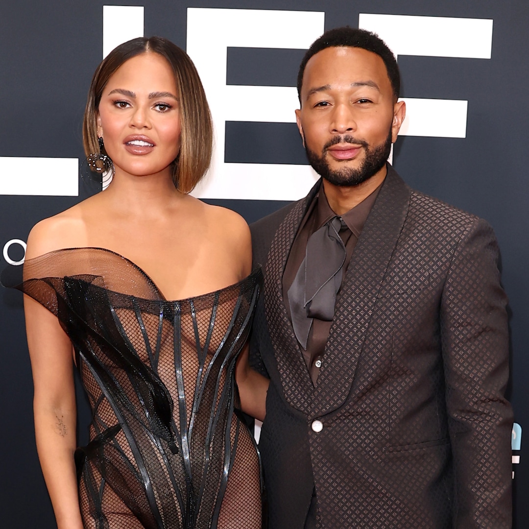 chrissy-teigen-grammys-red-carpet