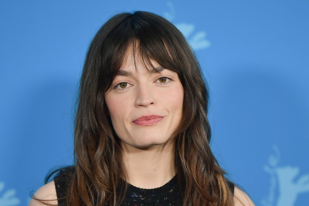 emma-mackey-hot-milk-drama