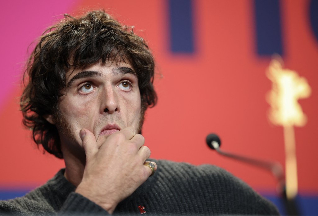 jacob-elordi-weight-loss-narrow-road