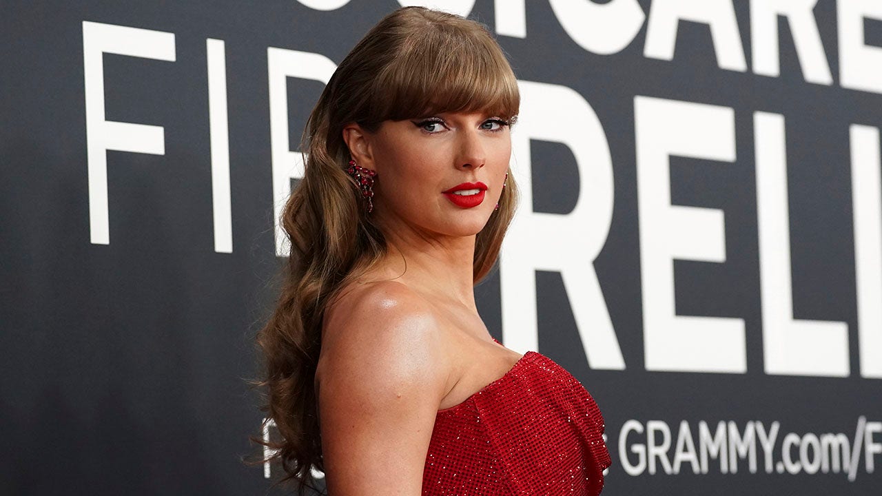 paige-spiranac-taylor-swift-super-bowl