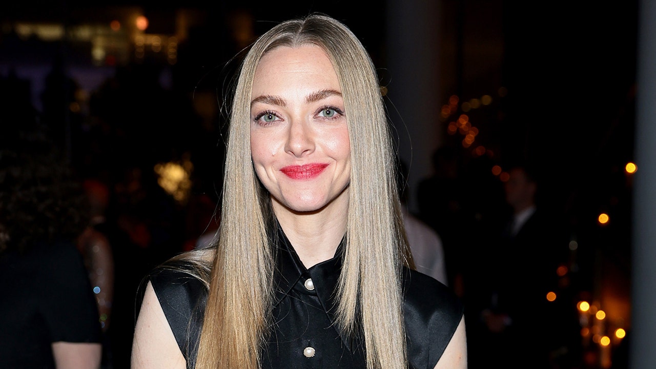 amanda-seyfried-wardrobe-malfunction
