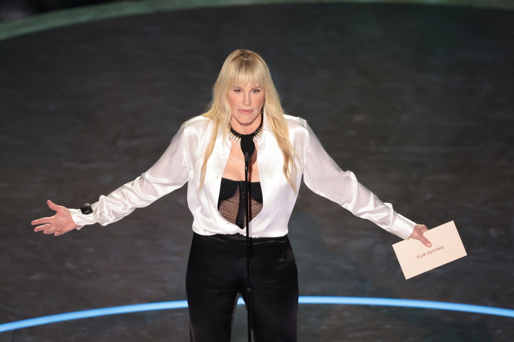 daryl-hannah-ukraine-oscars