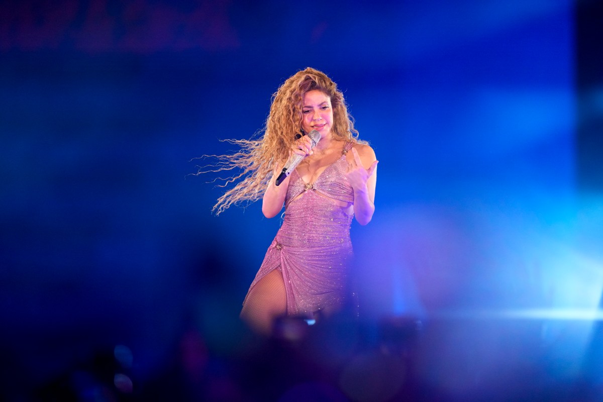 shakira-emotional-performance-antologia