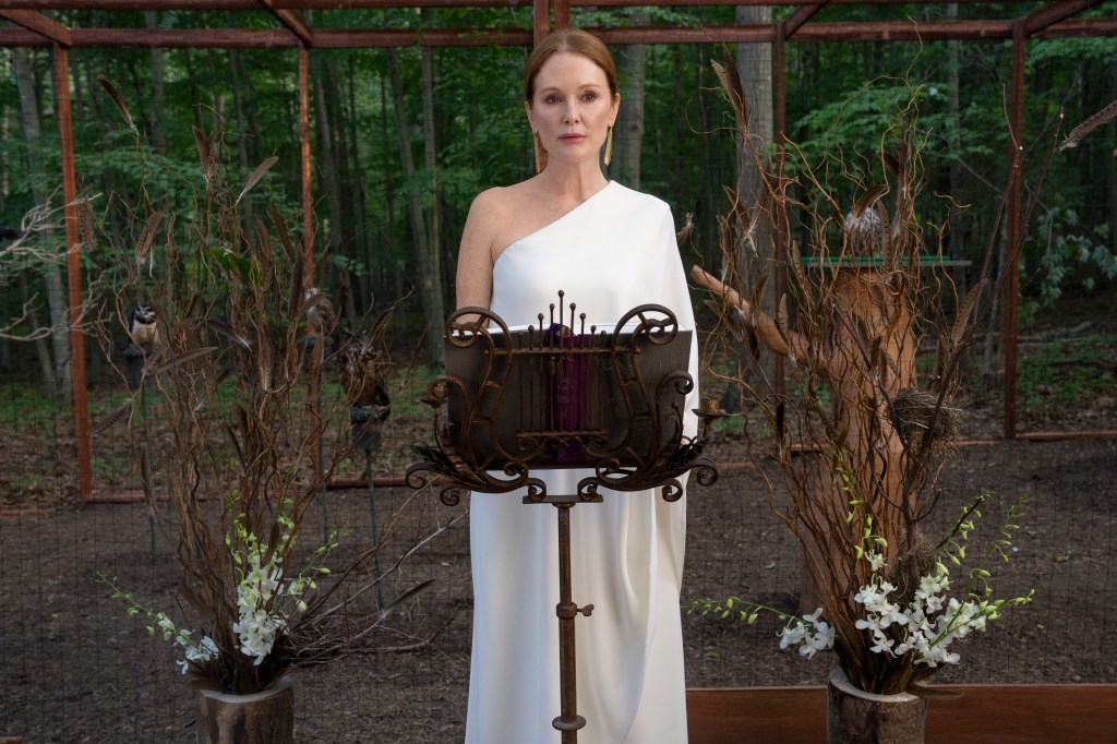 sirens-netflix-julianne-moore