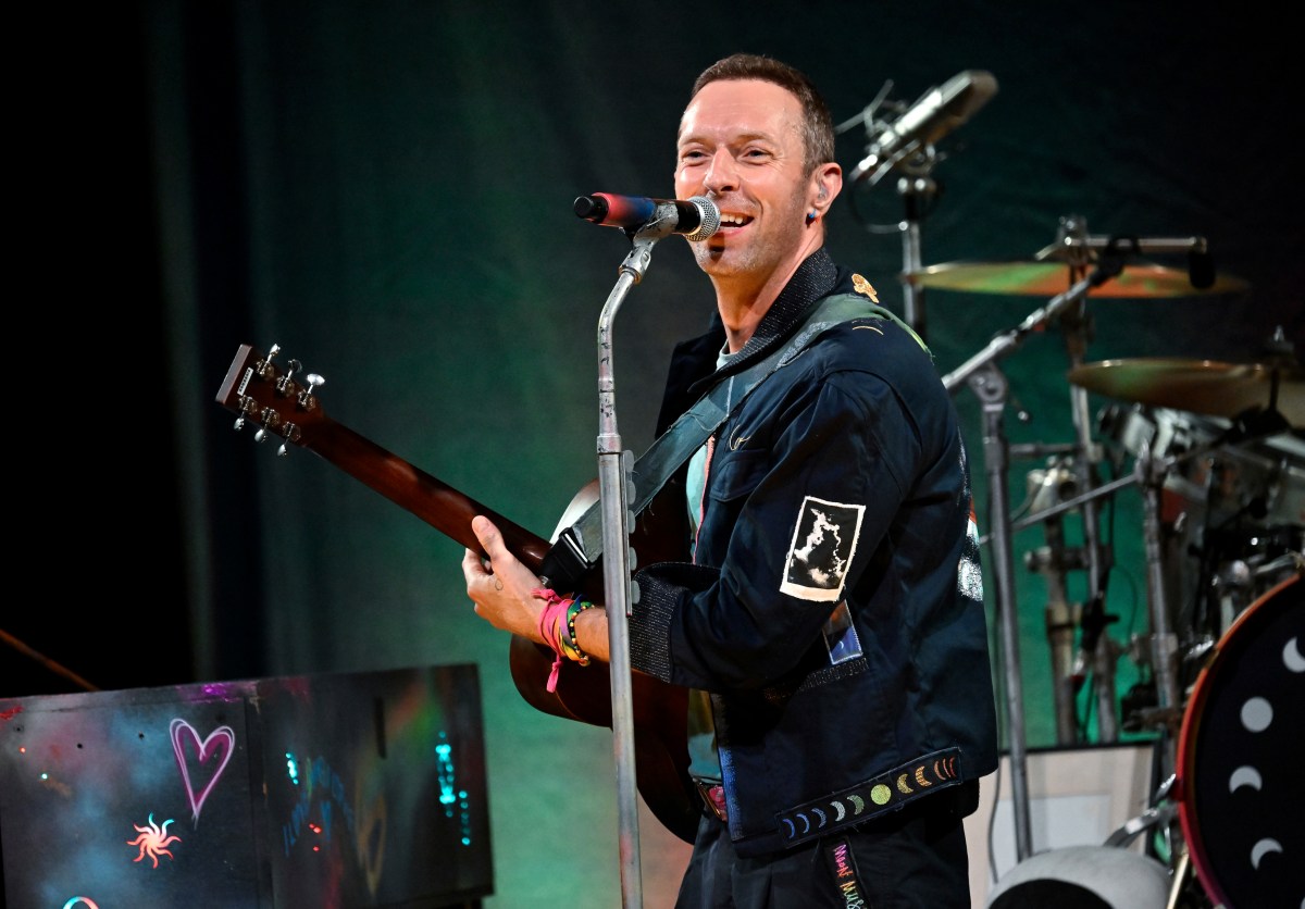 chris-martin-kiss-cam-controversy