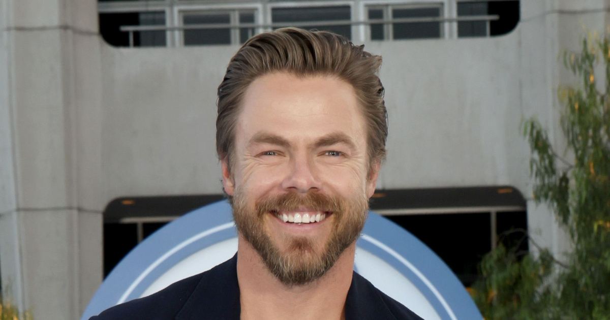 derek-hough-extra-hosting