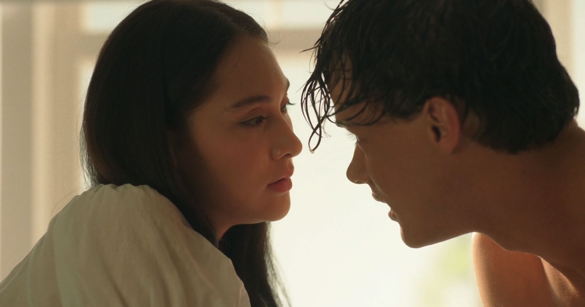 summer-i-turned-pretty-belly-conrad-kiss