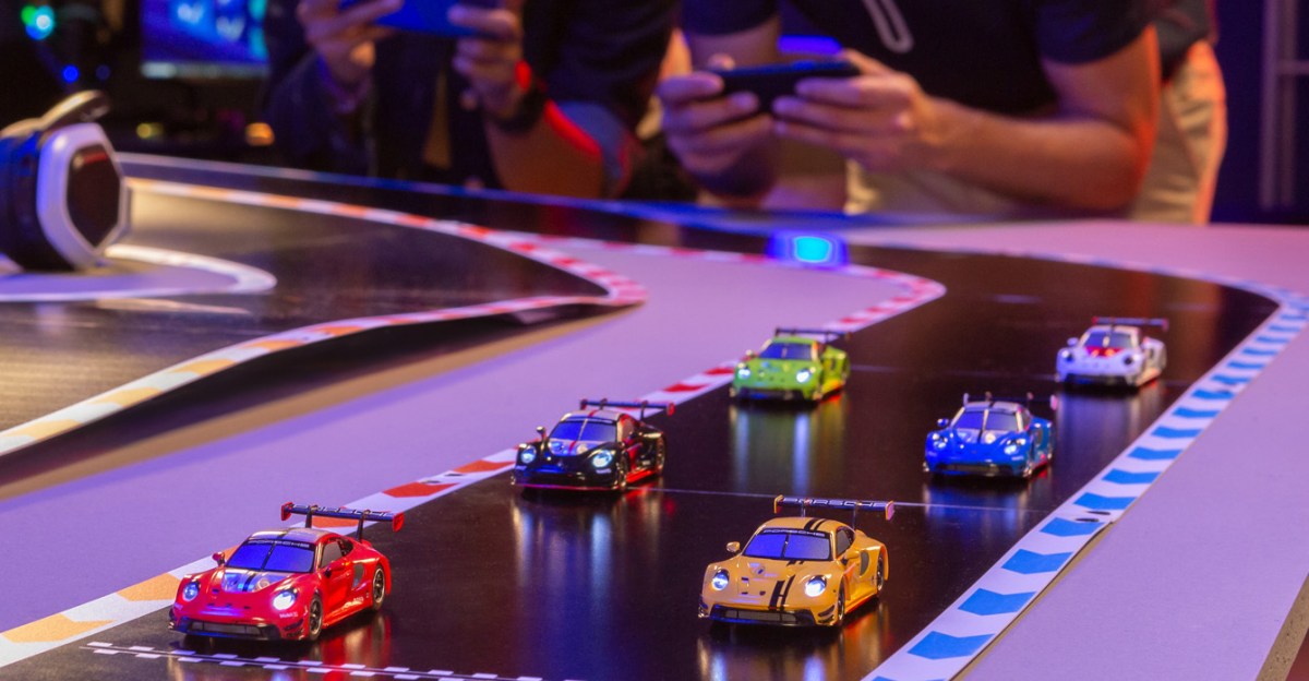 toy-racing-smartphone-technology